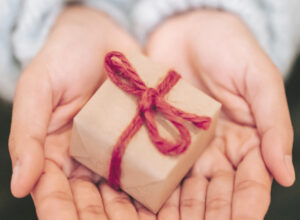 Frau hält Geschenk in der Hand